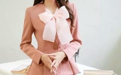 男人边吃奶边挵进去呻吟的说说